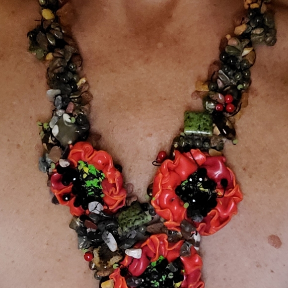 Semiprecious Stone Necklace with Resin Poppies from Ukraine 🇺🇦 - Picture 9 of 12